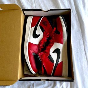 AIR JORDAN 1 MID "BLACK TOE"